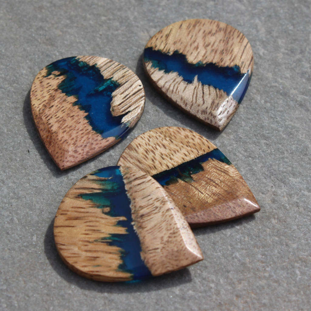 River Tones Sharp Mango Wood & Blue Resin 1 Guitar Pick - Image 2